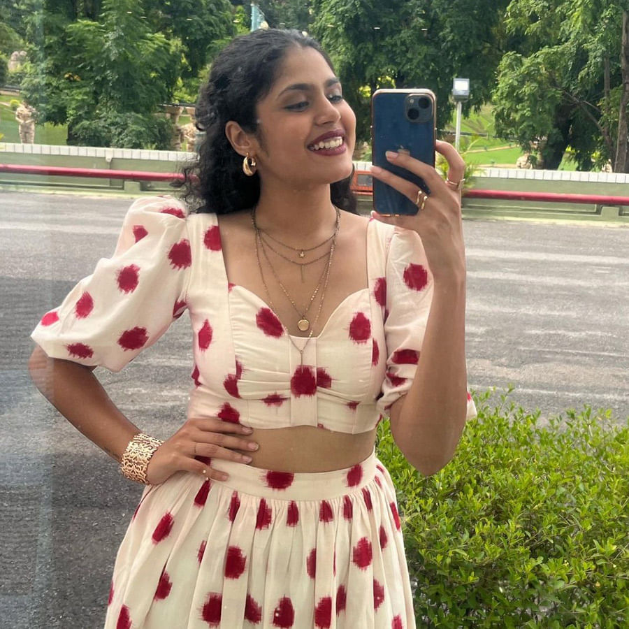 ఒకేఒక్క సినిమాతో క్రేజీ హీరోయిన్ గా పేరు తెచ్చుకున్న హైదరాబాదీ బ్యూటీ ఫరియా అబ్దుల్లా.. జాతిరత్నాలు సినిమాతో ఫరియా అబ్దుల్లాకు మంచి గ్లామరస్ తారగా గుర్తింపు వచ్చింది. ఫరియా అందాలకి అబ్బాయిల ఫిదా అంతే.. తాజా ఫొటోస్ తో మరోసారి హల్ చల్ చేస్తుంది ఈ అమ్మడు.