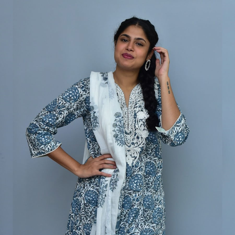 ఒకే ఒక్క సినిమాతో క్రేజీ హీరోయిన్ గా పేరు తెచ్చుకున్న హైదరాబాదీ బ్యూటీ ఫరియా అబ్దుల్లా.. జాతిరత్నాలు సినిమాతో ఫరియా అబ్దుల్లాకు మంచి గ్లామరస్ తారగా గుర్తింపు వచ్చింది. ఫరియా అందాలకి అబ్బాయిల ఫిదా అంతే.. తాజా ఫొటోస్ తో మరోసారి హల్ చల్ చేస్తుంది ఈ అమ్మడు.