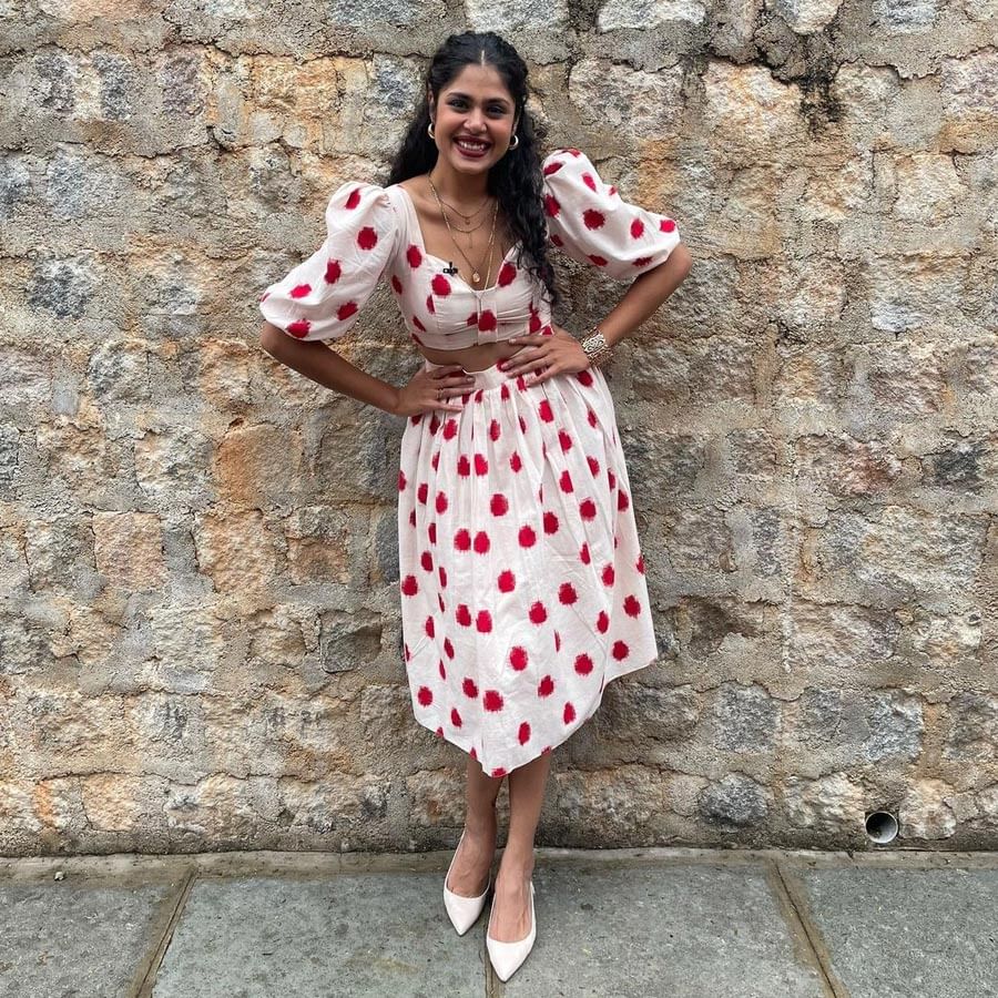 ఒకేఒక్క సినిమాతో క్రేజీ హీరోయిన్ గా పేరు తెచ్చుకున్న హైదరాబాదీ బ్యూటీ ఫరియా అబ్దుల్లా.. జాతిరత్నాలు సినిమాతో ఫరియా అబ్దుల్లాకు మంచి గ్లామరస్ తారగా గుర్తింపు వచ్చింది. ఫరియా అందాలకి అబ్బాయిల ఫిదా అంతే.. తాజా ఫొటోస్ తో మరోసారి హల్ చల్ చేస్తుంది ఈ అమ్మడు.