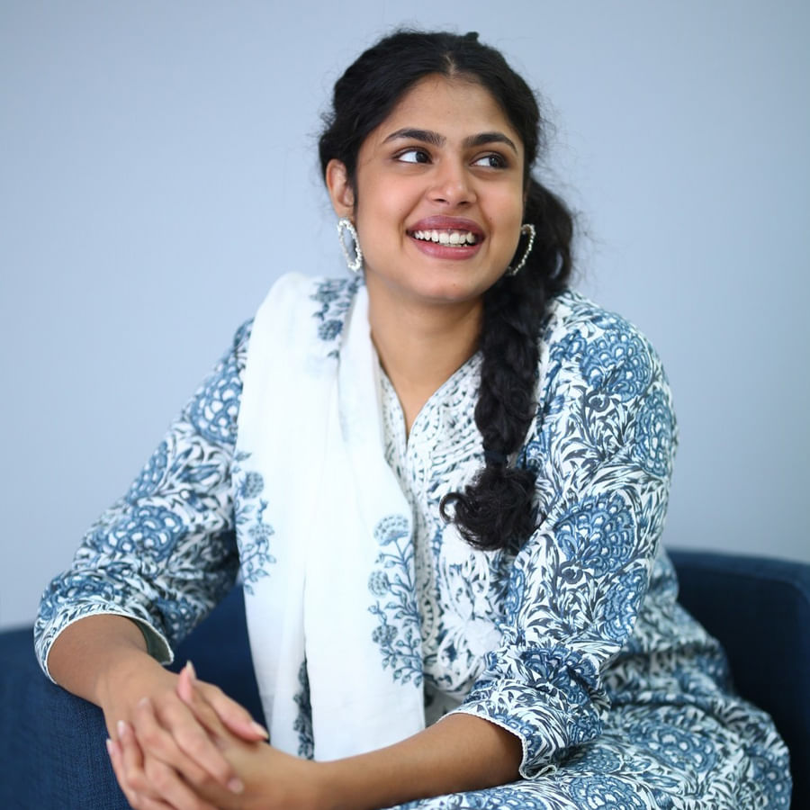 ఒకే ఒక్క సినిమాతో క్రేజీ హీరోయిన్ గా పేరు తెచ్చుకున్న హైదరాబాదీ బ్యూటీ ఫరియా అబ్దుల్లా.. జాతిరత్నాలు సినిమాతో ఫరియా అబ్దుల్లాకు మంచి గ్లామరస్ తారగా గుర్తింపు వచ్చింది. ఫరియా అందాలకి అబ్బాయిల ఫిదా అంతే.. తాజా ఫొటోస్ తో మరోసారి హల్ చల్ చేస్తుంది ఈ అమ్మడు.