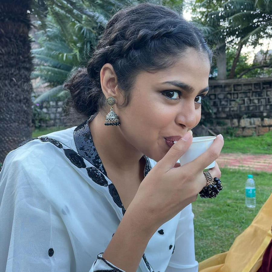 ఒకేఒక్క సినిమాతో క్రేజీ హీరోయిన్ గా పేరు తెచ్చుకున్న హైదరాబాదీ బ్యూటీ ఫరియా అబ్దుల్లా.. జాతిరత్నాలు సినిమాతో ఫరియా అబ్దుల్లాకు మంచి గ్లామరస్ తారగా గుర్తింపు వచ్చింది. ఫరియా అందాలకి అబ్బాయిల ఫిదా అంతే.. తాజా ఫొటోస్ తో మరోసారి హల్ చల్ చేస్తుంది ఈ అమ్మడు.