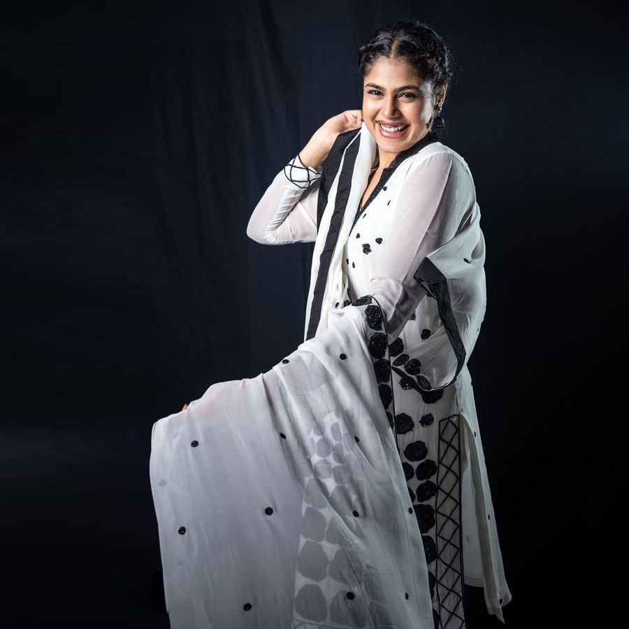 ఒకేఒక్క సినిమాతో క్రేజీ హీరోయిన్ గా పేరు తెచ్చుకున్న హైదరాబాదీ బ్యూటీ ఫరియా అబ్దుల్లా.. జాతిరత్నాలు సినిమాతో ఫరియా అబ్దుల్లాకు మంచి గ్లామరస్ తారగా గుర్తింపు వచ్చింది. ఫరియా అందాలకి అబ్బాయిల ఫిదా అంతే.. తాజా ఫొటోస్ తో మరోసారి హల్ చల్ చేస్తుంది ఈ అమ్మడు.