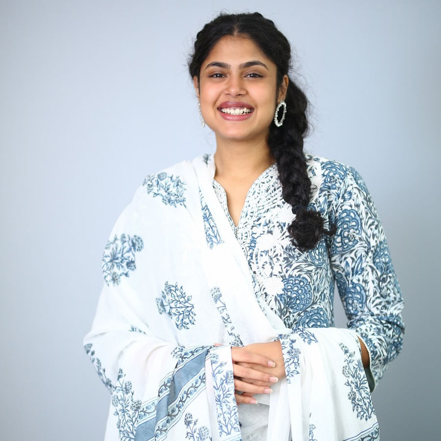 ఒకే ఒక్క సినిమాతో క్రేజీ హీరోయిన్ గా పేరు తెచ్చుకున్న హైదరాబాదీ బ్యూటీ ఫరియా అబ్దుల్లా.. జాతిరత్నాలు సినిమాతో ఫరియా అబ్దుల్లాకు మంచి గ్లామరస్ తారగా గుర్తింపు వచ్చింది. ఫరియా అందాలకి అబ్బాయిల ఫిదా అంతే.. తాజా ఫొటోస్ తో మరోసారి హల్ చల్ చేస్తుంది ఈ అమ్మడు.