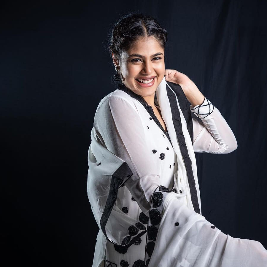 ఒకేఒక్క సినిమాతో క్రేజీ హీరోయిన్ గా పేరు తెచ్చుకున్న హైదరాబాదీ బ్యూటీ ఫరియా అబ్దుల్లా.. జాతిరత్నాలు సినిమాతో ఫరియా అబ్దుల్లాకు మంచి గ్లామరస్ తారగా గుర్తింపు వచ్చింది. ఫరియా అందాలకి అబ్బాయిల ఫిదా అంతే.. తాజా ఫొటోస్ తో మరోసారి హల్ చల్ చేస్తుంది ఈ అమ్మడు.