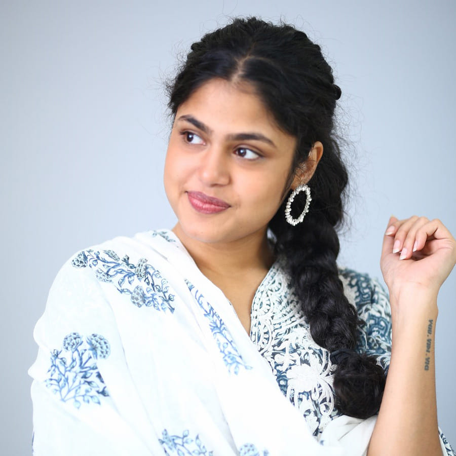 ఒకే ఒక్క సినిమాతో క్రేజీ హీరోయిన్ గా పేరు తెచ్చుకున్న హైదరాబాదీ బ్యూటీ ఫరియా అబ్దుల్లా.. జాతిరత్నాలు సినిమాతో ఫరియా అబ్దుల్లాకు మంచి గ్లామరస్ తారగా గుర్తింపు వచ్చింది. ఫరియా అందాలకి అబ్బాయిల ఫిదా అంతే.. తాజా ఫొటోస్ తో మరోసారి హల్ చల్ చేస్తుంది ఈ అమ్మడు.