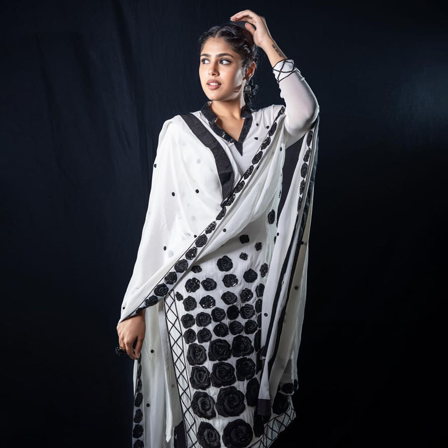 ఒకేఒక్క సినిమాతో క్రేజీ హీరోయిన్ గా పేరు తెచ్చుకున్న హైదరాబాదీ బ్యూటీ ఫరియా అబ్దుల్లా.. జాతిరత్నాలు సినిమాతో ఫరియా అబ్దుల్లాకు మంచి గ్లామరస్ తారగా గుర్తింపు వచ్చింది. ఫరియా అందాలకి అబ్బాయిల ఫిదా అంతే.. తాజా ఫొటోస్ తో మరోసారి హల్ చల్ చేస్తుంది ఈ అమ్మడు.