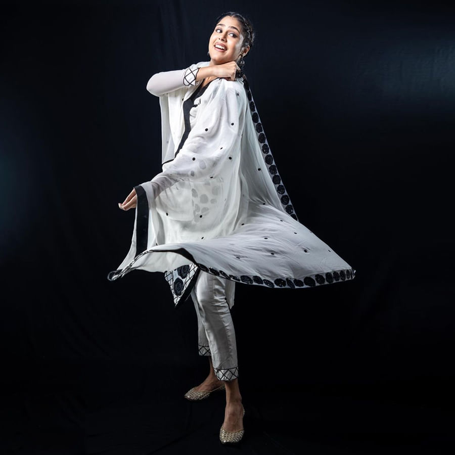 ఒకేఒక్క సినిమాతో క్రేజీ హీరోయిన్ గా పేరు తెచ్చుకున్న హైదరాబాదీ బ్యూటీ ఫరియా అబ్దుల్లా.. జాతిరత్నాలు సినిమాతో ఫరియా అబ్దుల్లాకు మంచి గ్లామరస్ తారగా గుర్తింపు వచ్చింది. ఫరియా అందాలకి అబ్బాయిల ఫిదా అంతే.. తాజా ఫొటోస్ తో మరోసారి హల్ చల్ చేస్తుంది ఈ అమ్మడు.