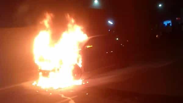 Fire in Car: కారులో చెలరేగిన మంటలు.. కూకట్పల్లిలో తప్పిన పెను ప్రమాదం