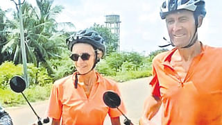 బాబ్బాబూ కాస్త లిఫ్ట్ ఇవ్వవూ.. అడవిలో వెళ్తున్న డ్రైవర్ కు వింత అనుభవం.. వీడియో చూస్తే వణికిపోవాల్సిందే..