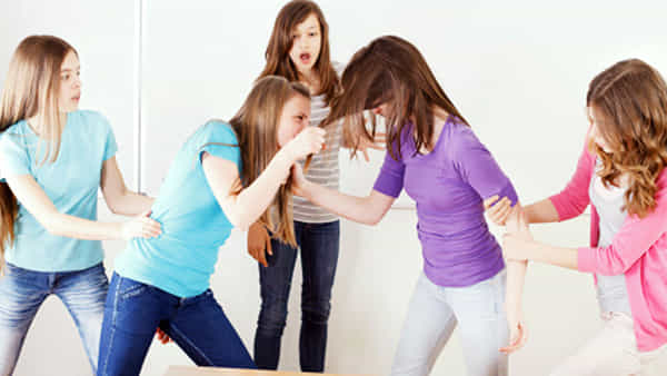 Girls Gangwar: జుట్టు జుట్టు పట్టుకుని దారుణంగా కొట్టుకున్న అమ్మాయిలు.. వినోదం చూస్తున్న బాలబాలికలు..