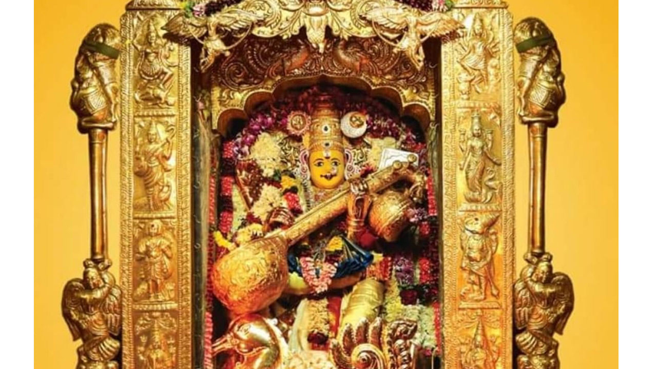 Vijayawada: సరస్వతీ దేవిగా దుర్గమ్మ.. తెల్లవారు జాము 2 నుంచే దర్శనాలు.. పట్టువస్త్రాలు సమర్పించనున్న సీఎం జగన్