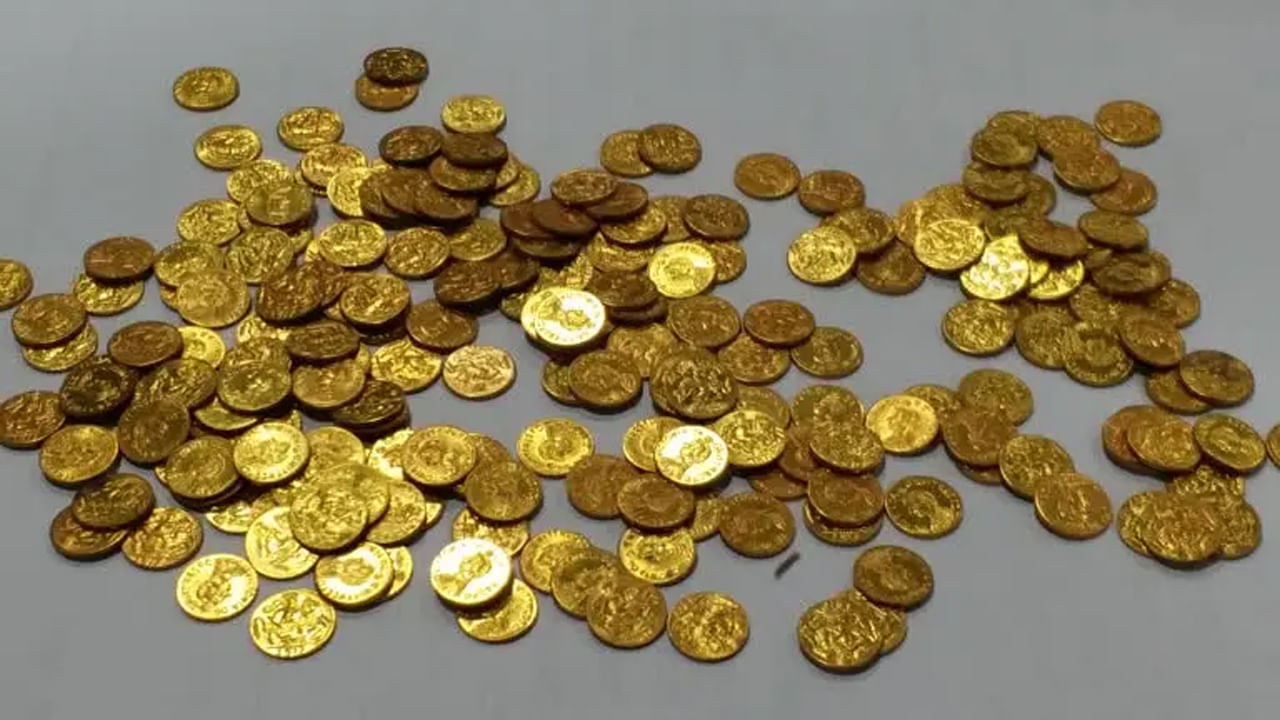 Gold Coins: బంగారు నాణేలు తీసుకుని ఇంటికి చేరిన వ్యక్తి.. కట్ చేస్తే.. క్షణాల్లో కళ్లు తేలేశాడు.!