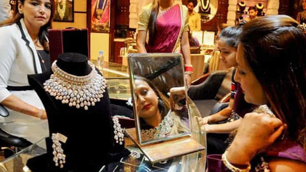 Gold Silver Rate Today: దూకుడు మీదున్న బంగారం ధరలకు బ్రేక్.. సోమవారం గోల్డ్ రేట్ ఎంత ఉందంటే..