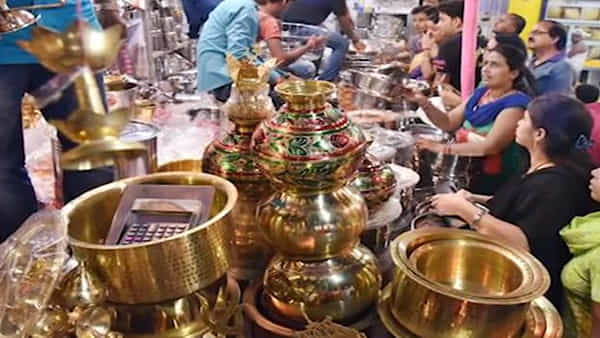 Dhanteras-2022: ధన్తేరాస్ రోజున కొన్న కొత్త పాత్రలు, నాణేలతో ఖాళీగా ఇంట్లోకి ప్రవేశించడం అశుభం.. ఏం చేయాలంటే..