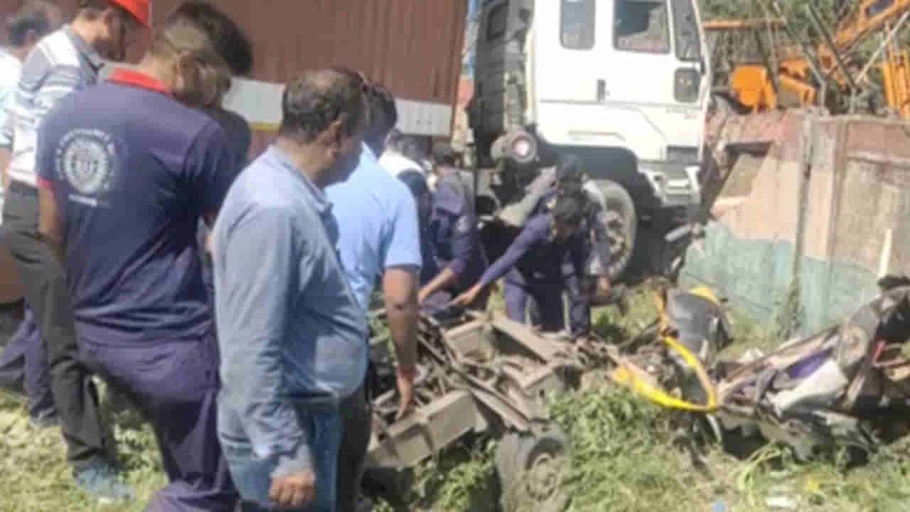 Gujarat: గుజరాత్‌లో ఘోర రోడ్డు ప్రమాదం.. ఆటోను ఢీకొట్టిన కంటైనర్.. 10 మంది దుర్మరణం..