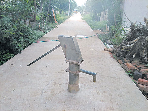Hand Pump Middile In Road