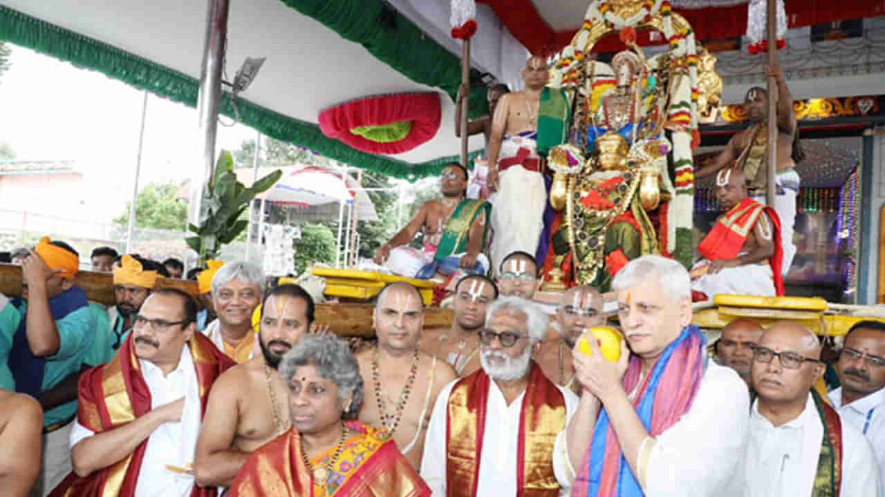 Tirumala Brahmotsavalu: హనుమంత వాహనంపై కోదండరాముడిగా వేంకటపతి.. సేవలో పాల్గొన్న సుప్రీంకోర్టు ప్రధాన న్యాయమూర్తి