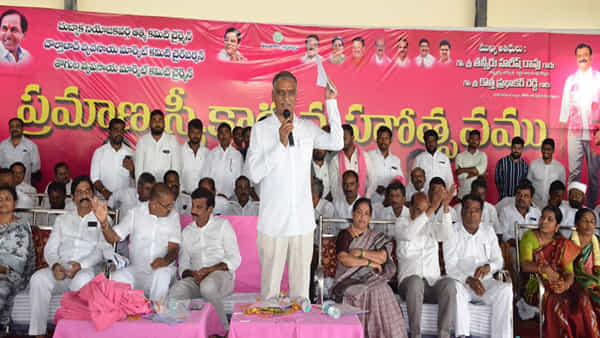 Harish Rao: రాష్ట్రాలకు కోతలు, వాతలు తప్ప బీజేపీ ఇచ్చిందేం లేదు.. కేంద్ర ప్రభుత్వంపై మంత్రి హరీశ్ రావు ఫైర్..