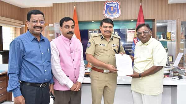 Mohammed Azharuddin: అజారుద్దీన్కు భారీ షాక్.. హెచ్సీఏపై మరో కేసు నమోదు..