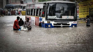 Hyderabad Rains: జల బీభత్సం.. బైక్‌తో పాటు వరదలో కొట్టుకుపోయిన యువకుడు.. ఆ తర్వాత