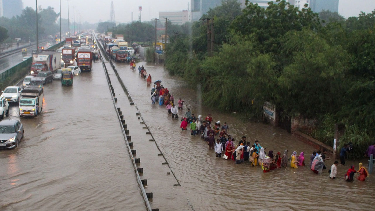 Heavy Rains: నీట మునిగిన ఉత్తర భారతం.. ఢిల్లీలోని లాహోర్‌ గేట్‌ సమీపంలో కూలిన భవనం..