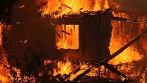 Telangana: అరెరె ఎంత పని అయిపాయే.. పాము కోసం పొగబెడితే ఇళ్లే తగలబడిపోయింది..