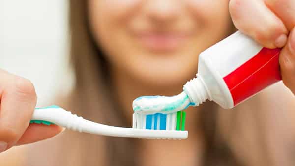 Toothbrush: పళ్లుతోమేందుకు ఎలాంటి టూత్బ్రష్ వాడుతున్నారు? ఇలాంటి బ్రష్లు వాడారంటే మీ పళ్లు త్వరలోనే..