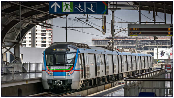 Hyderabad Metro: హైదరాబాద్ మెట్రో రైల్ సేవలకు అంతరాయం.. ప్రయాణికుల అగచాట్లు