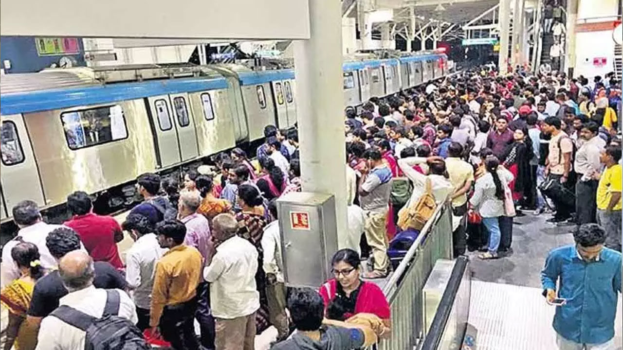 Hyderabad Metro: దూసుకెళ్తున్న హైదరాబాద్ మెట్రో.. రోజుకు 4 లక్షలకు పైగానే.. సర్వీసులు పెంచాలని డిమాండ్‌