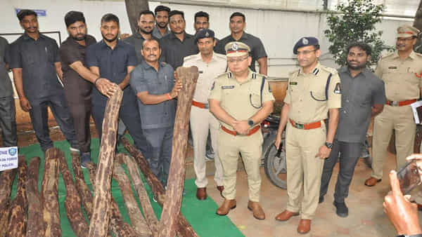 Hyderabada: పుష్ప సినిమా స్ఫూర్తితో.. హైదరాబాద్లో ఎర్రచందనం స్మగ్లింగ్.. నలుగురు అరెస్ట్