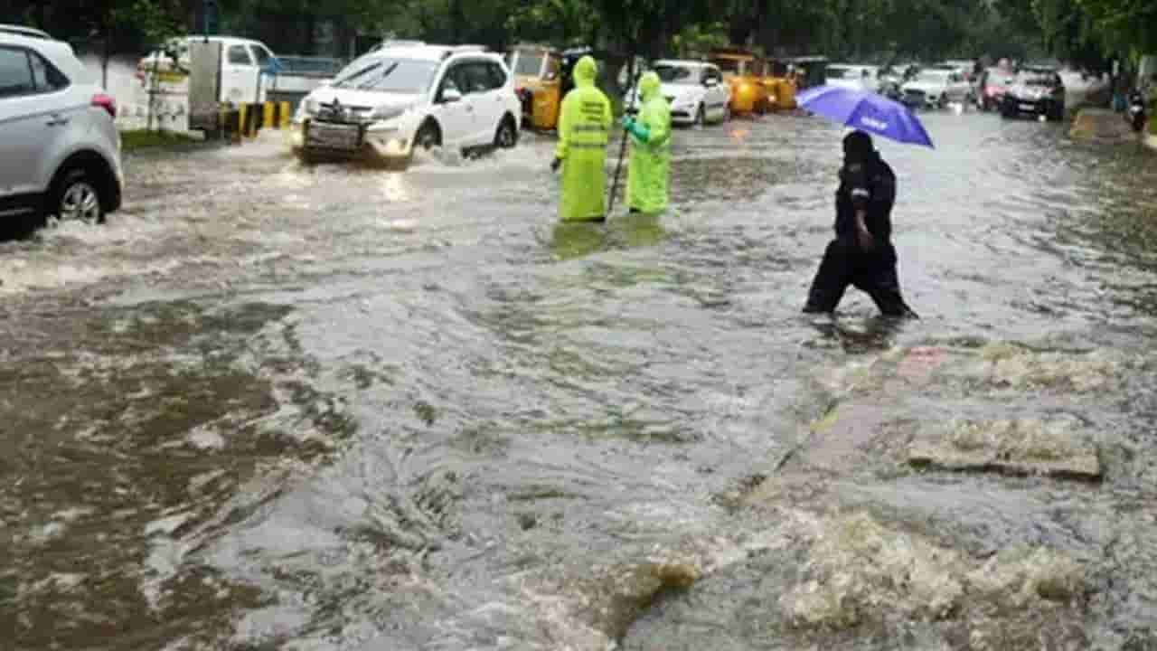 Hyderabad Rains: భాగ్యనగరంలో దంచి కొట్టిన వాన.. రోడ్లన్నీ జలమయం.. జనజీవనం అస్తవ్యస్తం