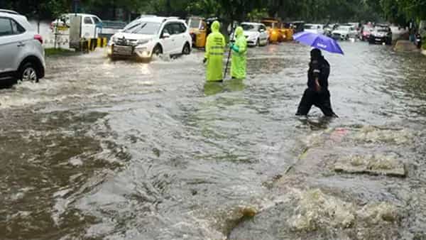 Hyderabad Rains: భాగ్యనగరంలో దంచి కొట్టిన వాన.. రోడ్లన్నీ జలమయం.. జనజీవనం అస్తవ్యస్తం