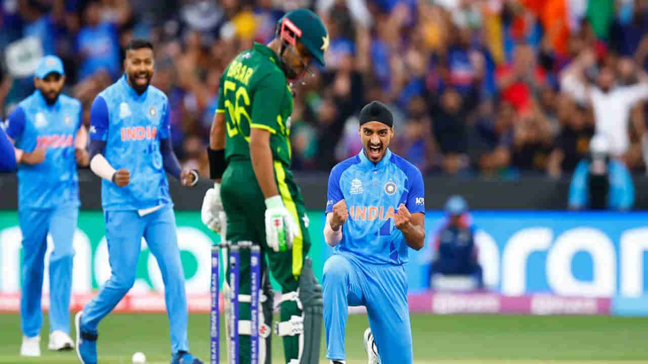 IND vs PAK: 30 ఏళ్ల చెత్త రికార్డులో పాకిస్తాన్ సారథి.. అర్షదీప్ దెబ్బకు గోల్డెన్ డక్..