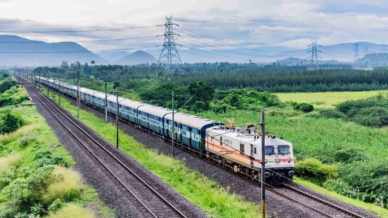 Indian Railway: రైలు ప్రయాణికులకు అలర్ట్‌.. 130 రైళ్లు రద్దు.. జాబితాను తనిఖీ చేయండిలా..