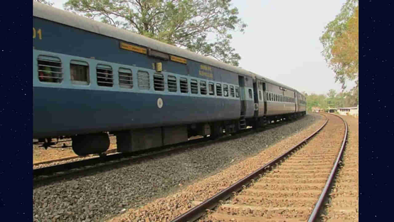 Indian Railway: మీ వద్ద డబ్బులు లేకున్నా రైలు టికెట్లను బుక్‌ చేసుకోవచ్చు.. ఎలాగంటే..