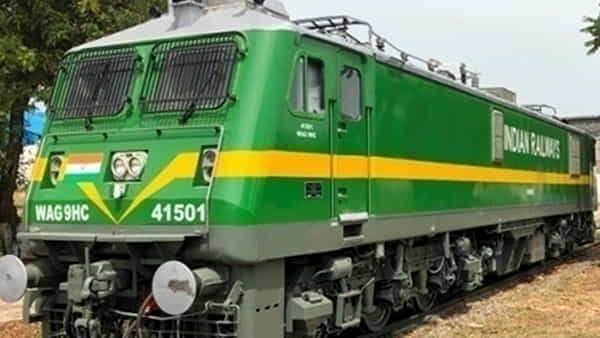Indian Railway Recruitment: ఇండియన్ రైల్వేలో అప్రెంటిస్ పోస్టులు.. ఇంటర్, ఐటీఐ అర్హతతో..