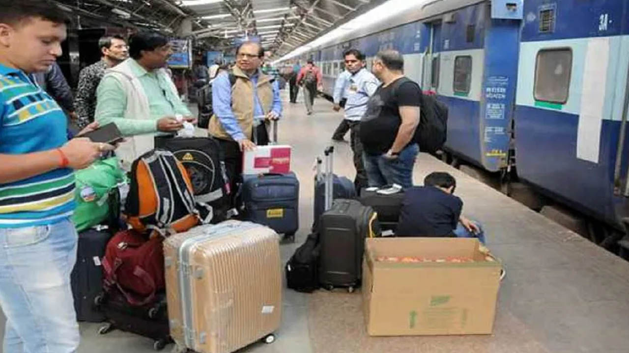 Indian Railways: రైలులో ఒక టికెట్‌పై ఎంత లగేజీని తీసుకెళ్లవచ్చు..? పరిమితికి మించి ఉంటే భారీ జరిమానా!