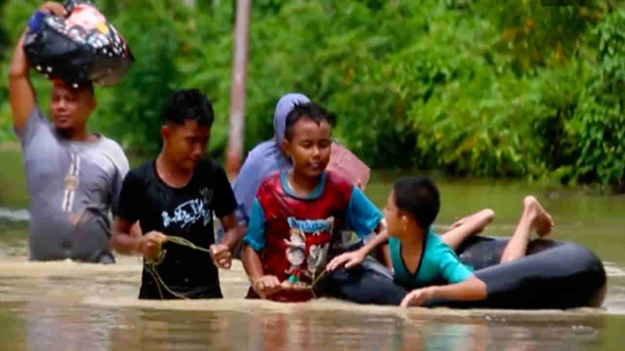 Indonesia Floods: ఇండోనేషియాను ముంచెత్తిన వరదలు.. ముగ్గురి మృతి.. స్తంభించిన జనజీవనం