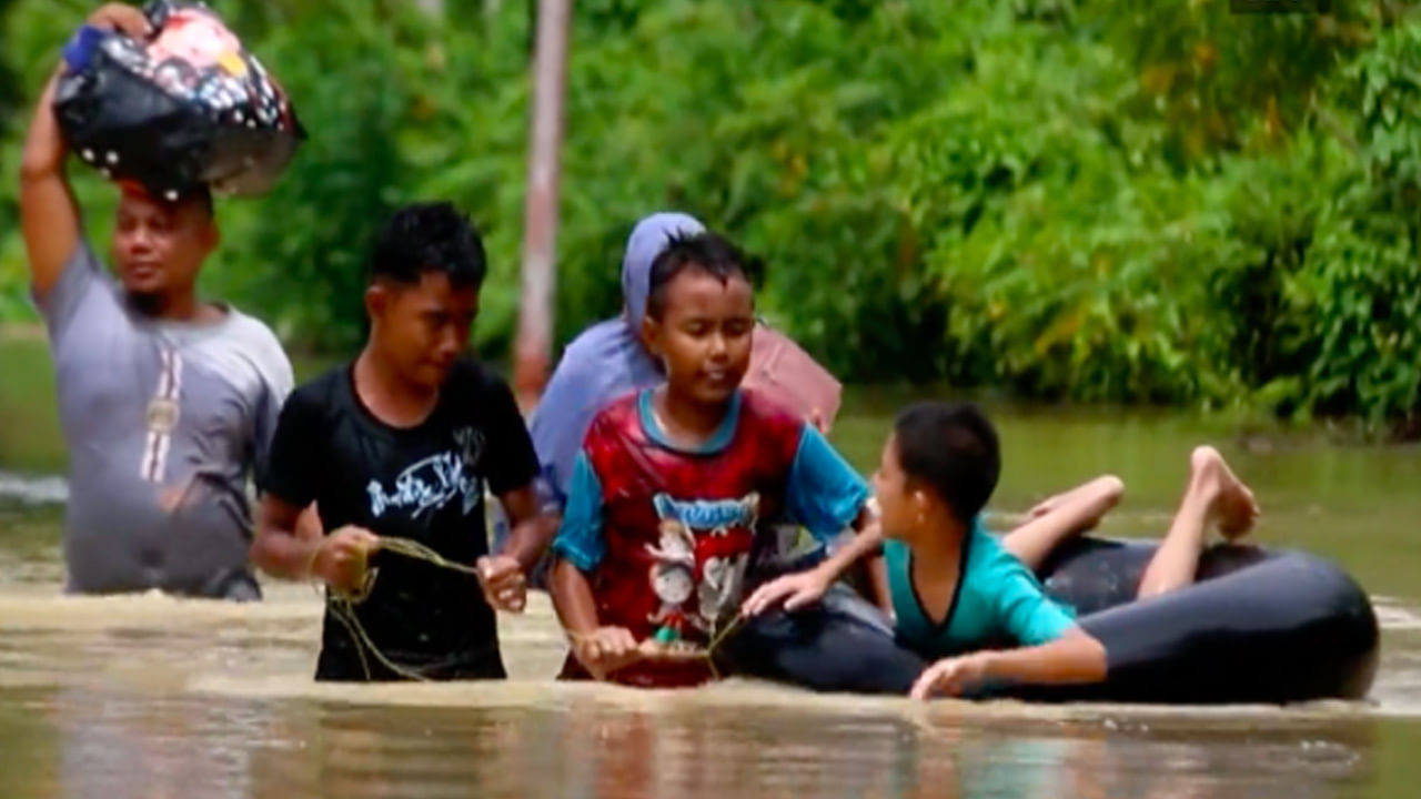 Indonesia Floods: ఇండోనేషియాను ముంచెత్తిన వరదలు.. ముగ్గురి మృతి.. స్తంభించిన జనజీవనం