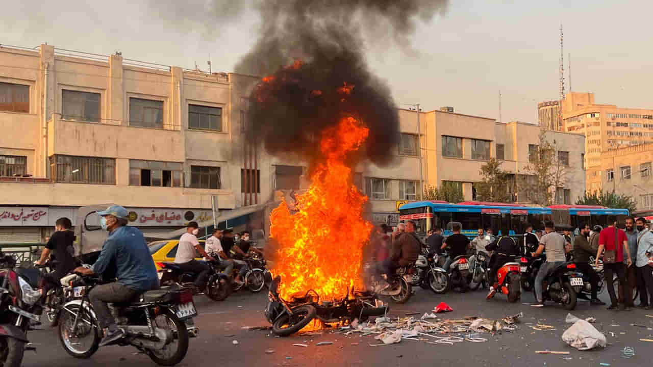 Iran Protest: ఇరాన్‌లో హిజాబ్ రచ్చ.. మిన్నింటిన నిరసనలు.. పోలీసుల కాల్పుల్లో 30 మందికి పైగా మృతి..