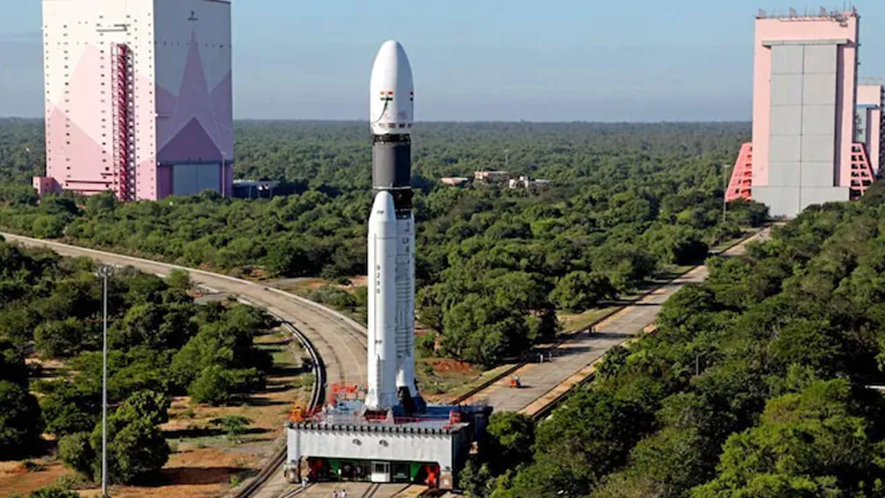 ISRO: మరో రికార్డు సృష్టించేందుకు ఇస్రో సిద్ధం.. GSLV మార్క్- 3 ప్రయోగానికి ఏర్పాట్లు పూర్తి..