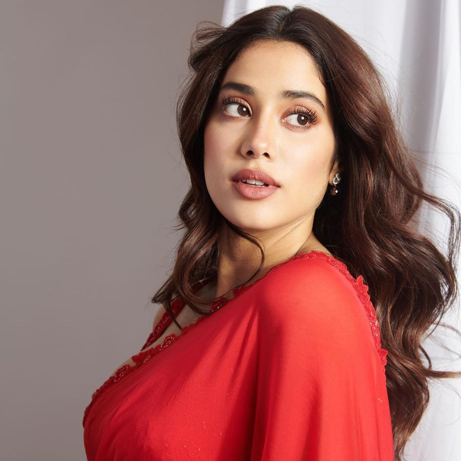 అందాల తార శ్రీదేవి కూతురుగా ఇండస్ట్రీ లో అడుగు పెట్టిన జాన్వీ కపూర్ తనకంటూ సొంత ఇమేజ్ ను క్రియేట్ చేసుకుంటుంది. బాలీవుడ్ తనదైన స్టైల్ వేరు.ఈ అమ్మడి ఫొటోస్ చుస్తే కుర్రకారుకి పూనకాలే