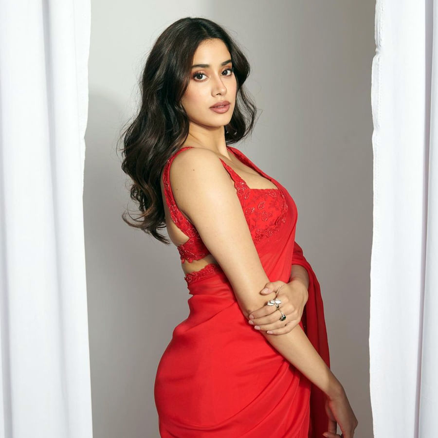 అందాల తార శ్రీదేవి కూతురుగా ఇండస్ట్రీ లో అడుగు పెట్టిన జాన్వీ కపూర్ తనకంటూ సొంత ఇమేజ్ ను క్రియేట్ చేసుకుంటుంది. బాలీవుడ్ తనదైన స్టైల్ వేరు.ఈ అమ్మడి ఫొటోస్ చుస్తే కుర్రకారుకి పూనకాలే