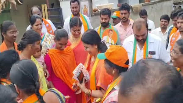 Munugode Bypoll: మునుగోడు ఉప ఎన్నికల ప్రచారంలో సినీ గ్లామర్.. బీజేపీ అభ్యర్థి తరపున జీవిత ఇంటింటి ప్రచారం