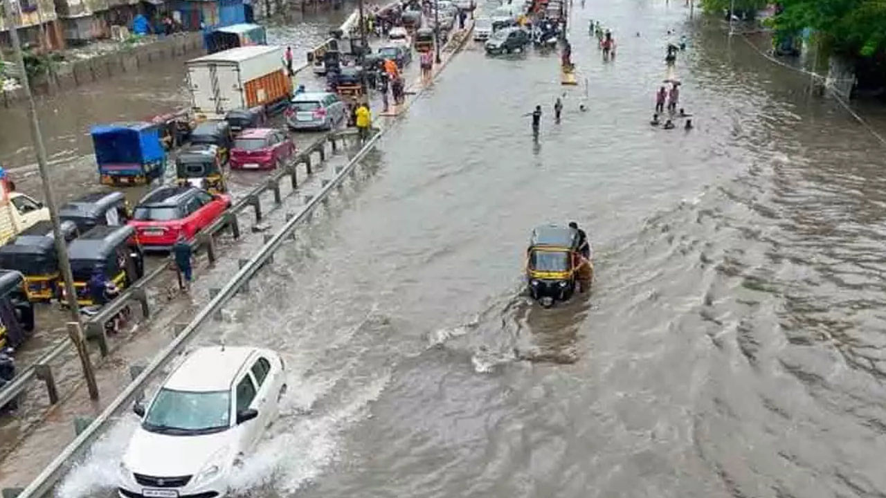 Kakinada: వరద నీటిలో మునిగిన కలెక్టరేట్.. ఇళ్లల్లోకి చేరిన నీరు.. గోతుల్లో కాగితపు పడవలతో నిరసనలు..