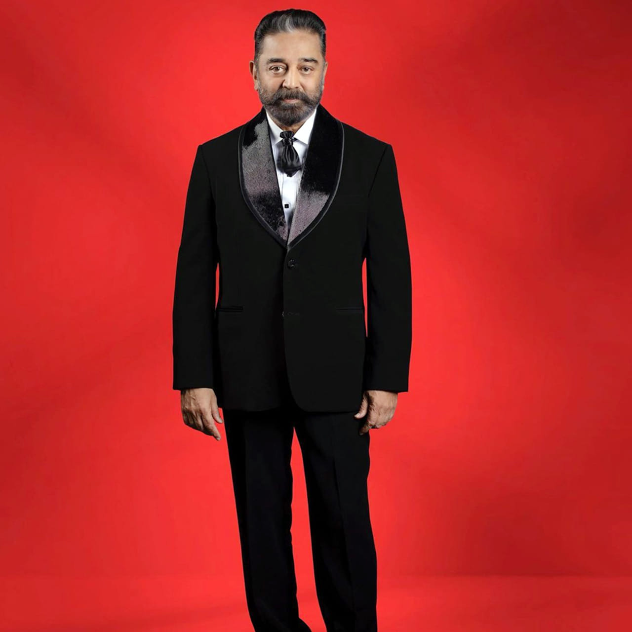 లోకనాయకుడు కమల్‌ హాసన్‌ హీరోగా ఎంత గొప్ప పేరు సంపాదించారో అందరికి తెలుసు. తెలుగు తమిళ్ అంటూ భాషతో సంబంధం లేకుండా తనదైన నటనతో యావత్ ప్రపంచవ్యాప్తంగా అభిమానులను సొంతం చేసుకున్నారు. తాజాగా యంగ్ హీరోస్ కి గట్టిపోటీ ఇస్తున్నట్టు లోకనాయకుడు కొత్త ఫోటోషూట్.