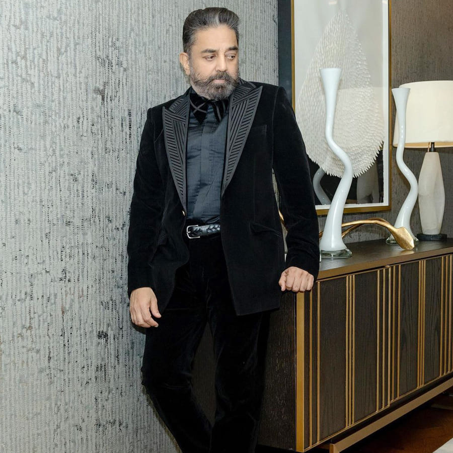 లోకనాయకుడు కమల్‌ హాసన్‌ హీరోగా ఎంత గొప్ప పేరు సంపాదించారో అందరికి తెలుసు. తెలుగు తమిళ్ అంటూ భాషతో సంబంధం లేకుండా తనదైన నటనతో యావత్ ప్రపంచవ్యాప్తంగా అభిమానులను సొంతం చేసుకున్నారు. తాజాగా యంగ్ హీరోస్ కి గట్టిపోటీ ఇస్తున్నట్టు లోకనాయకుడు కొత్త ఫోటోషూట్.