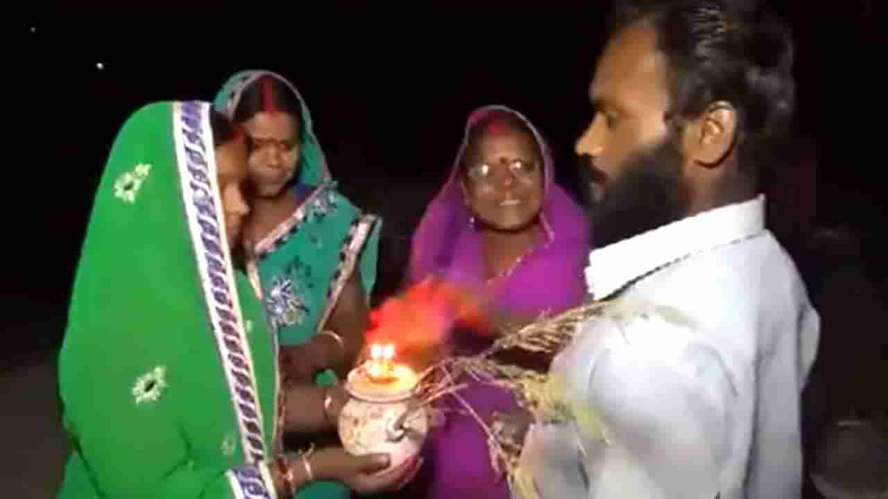 Karwa Chauth: కర్వా చౌత్ వస్తే..ఈ వీడియో వైరల్ అవ్వాల్సిందే.. ముగ్గురు భార్యలతో పండగ జరుపుకుంటున్న కృష్ణుడు