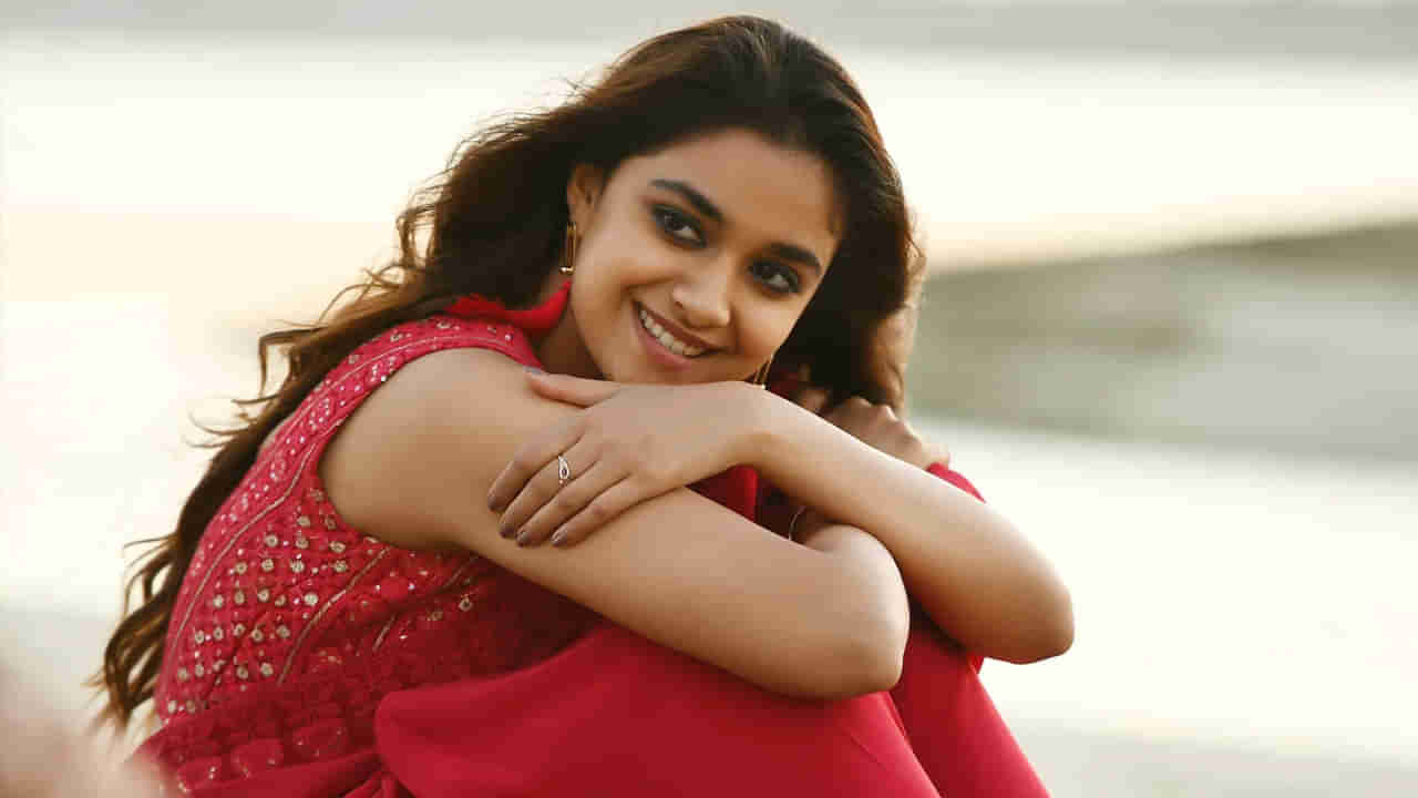 Keerthy Suresh : రెడ్ హాట్‌గా రెచ్చిపోయిన కీర్తి.. కళ్లతో కవ్విస్తున్న కళావతి