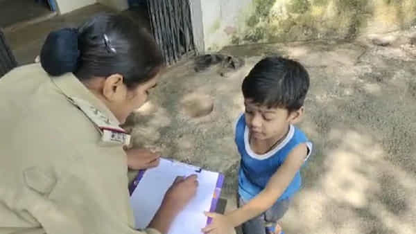 మా అమ్మను అరెస్ట్ చేసి జైల్లో పెట్టండి సర్ .. పోలీసులకు ఫిర్యాదు చేసిన బుడతడు..